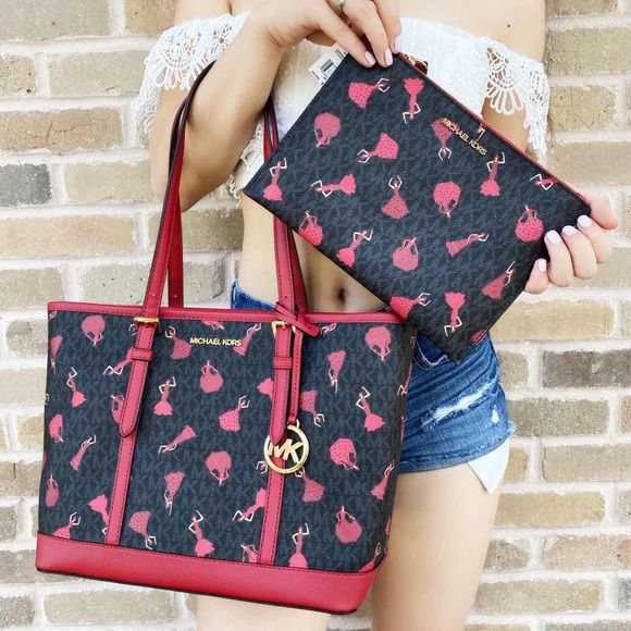 Michael Kors Handbags - Gaby’sBags💕Michael Kors Tote &Clutch SET NWT
